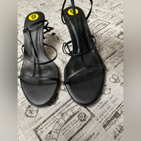 Little black heel - Picture 3 of 5